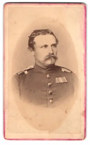 Fotografie Halm, Constanz, Augustiner-Str. 590, Uffz. in Uniform mit Ordensspange alter Art