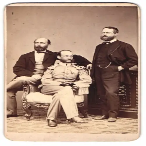 Fotografie Hans Grubauer, Passau, bayerischer Offizier in Uniform mit Orden und zwei in Zivil gekleidete Herren