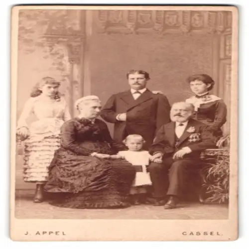 Fotografie J. Appel, Cassel, Friedrichstrasse, Familienporträt, k.u.k. Veteran im Anzug mit 3 Orden
