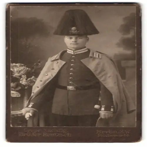 Fotografie Brüder Rentzsch, Berlin, Kochstrasse 36, Gardesoldat in Uniform mit Mantel, Helm mit Rosshaarbusch