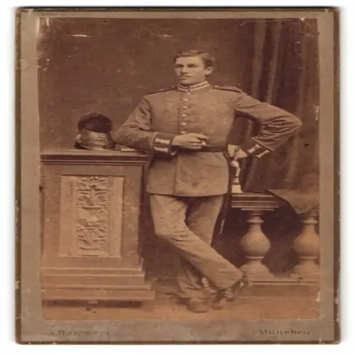 Fotografie A. Bammert, München, Karlsplatz 6, bayerischer Gardesoldat in Uniform mit Raupenhelm
