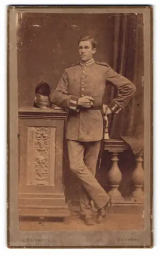 Fotografie A. Bammert, München, Karlsplatz 6, bayerischer Gardesoldat in Uniform mit Raupenhelm