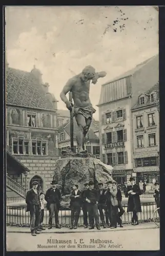 AK Mulhouse, Monument devant la Mairie Le Travail, Groupe de monsieurs