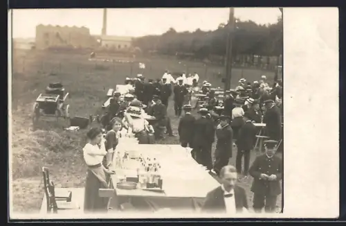 Foto-AK Mülhausen, Soldaten auf einem Platz