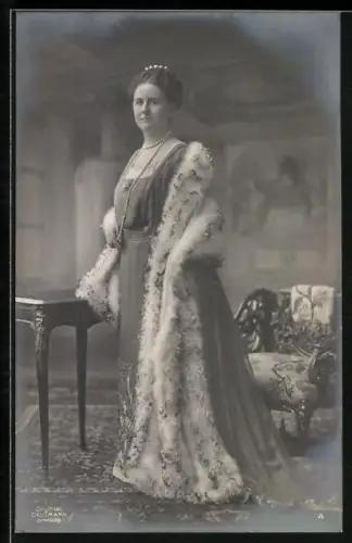 AK Königin Wilhelmina mit Pelz