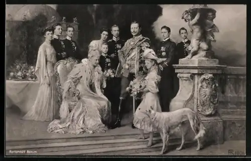 AK Kaiserin Auguste Viktoria von Preussen mit Familie und Windhund