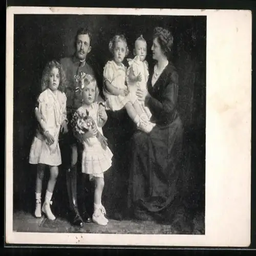 AK Kaiser Karl I. von Österreich mit Gemahlin und Kindern Otto, Adelheid, Robert und Felix