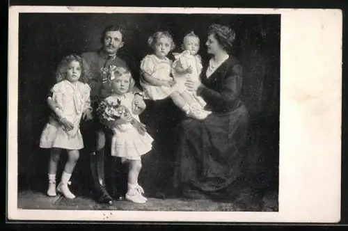 AK Kaiser Karl I. von Österreich mit Gemahlin und Kindern Otto, Adelheid, Robert und Felix
