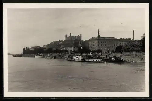 AK Pressburg, Flusspartie mit anliegenden Dampfern