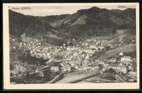 AK Idrija, Totalansicht mit Landstrasse und Bergpanorama aus der Vogelschau