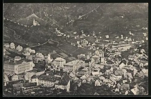 AK Idrija, Totalansicht mit Strasse aus der Vogelschau