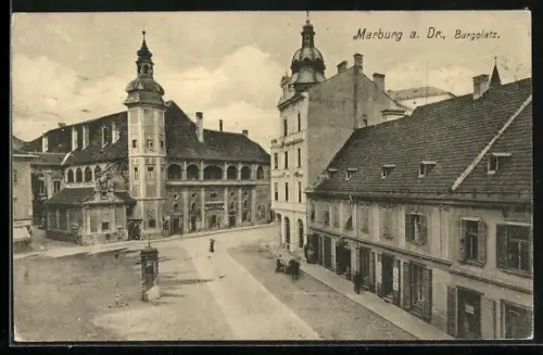 AK Marburg a. Dr., Burgplatz mit Geschäften und Turmgebäude aus der Vogelschau, Litfasssäule
