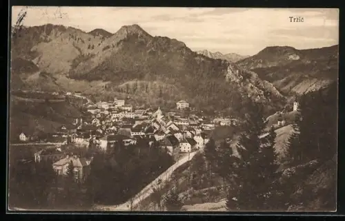 AK Trzic, Gesamtansicht mit Strasse und Bergpanorama aus der Vogelschau
