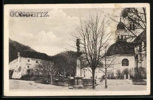 AK Gonobitz, Ortspartie mit Säulendenkmal, Treppe und Kirche