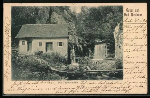 AK Bad Neuhaus, Die Teufelsmühle, Gebäudeansicht mit Steg und Wasserfall