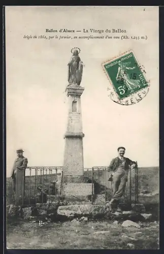 AK Ballon d`Alsace, La Vierge du Ballon et deux hommes posant devant la statue