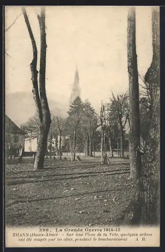 AK Thann /Haute-Alsace, Place de la ville avec arbres coupés par les obus pendant le bombardement