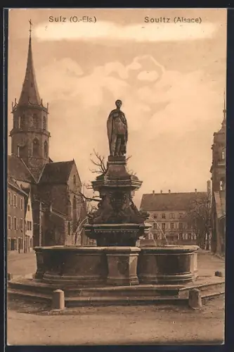 AK Soultz /Alsace, Fontaine centrale et église en arrière-plan