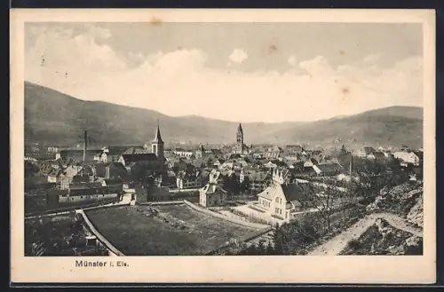 AK Münster i. Els., Vue panoramique de la ville avec montagnes en arrière-plan