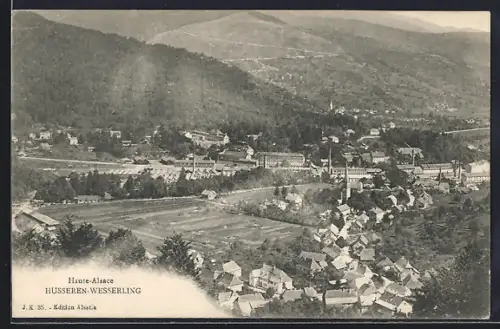 AK Husseren-Wesserling /Haute-Alsace, Vue panoramique du village et des montagnes environnantes