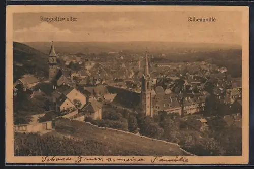 AK Ribeauvillé, Vue panoramique sur la ville avec clochers et vignobles en arrière-plan