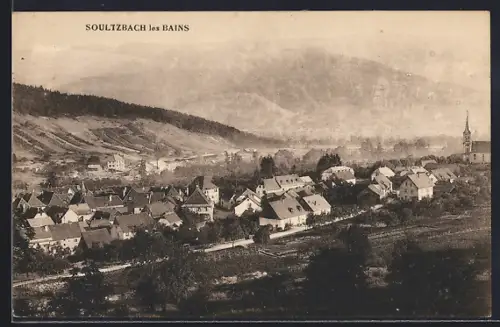 AK Soultzbach-les-Bains, Vue panoramique du village avec montagnes en arrière-plan