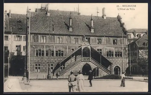 AK Mulhouse, L`Hôtel de Ville avec passants sur la place