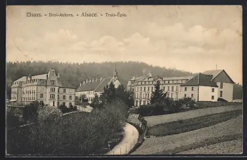 AK Trois-Épis, Vue des bâtiments entourés de forêt