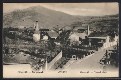 AK Ribeauvillé, Vue générale du village en Alsace avec montagnes en arrière-plan