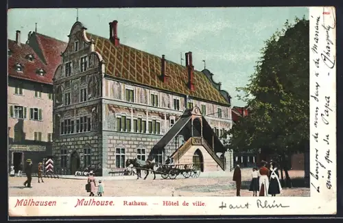 AK Mulhouse, Hôtel de ville avec calèche et passants sur la place