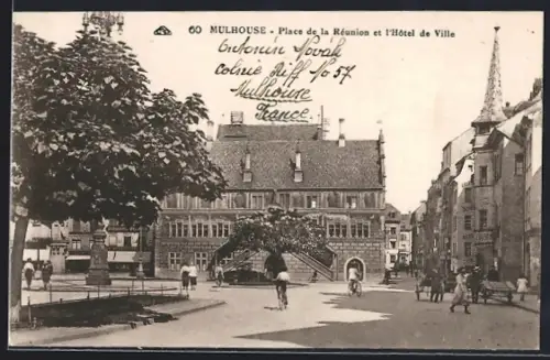 AK Mulhouse, Place de la Réunion et l`Hôtel de Ville avec cyclistes et passants