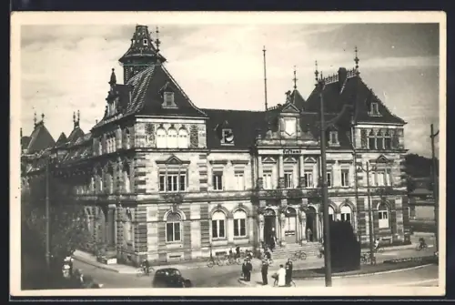 AK Mulhouse, La Poste avec des passants et des vélos devant