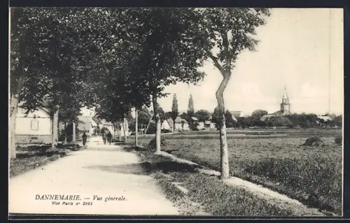 AK Dannemarie, Vue générale avec route bordée d`arbres et clocher en arrière-plan
