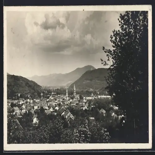 AK Munster /Haut-Rhin, Vue panoramique de la ville avec montagnes en arrière-plan