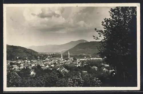 AK Munster /Haut-Rhin, Vue panoramique de la ville avec montagnes en arrière-plan