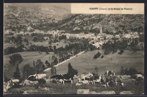 AK Kruth /Alsace, La Route de Ventron, vue du village avec pâturages et montagnes en arrière-plan