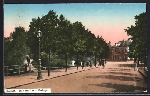 AK Rastatt, Bahnhof mit Strasse und Anlagen