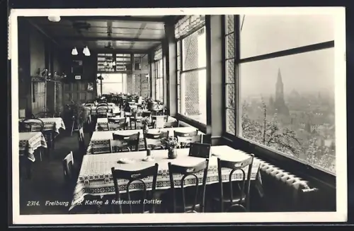AK Freiburg i. B., Kaffee & Restaurant Dattler, Innenansicht mit Stadtblick durchs Fenster