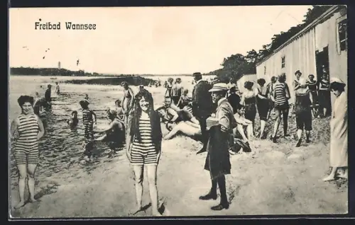 AK Berlin-Wannsee, Freibad Wannsee, Badegäste in Badeanzügen neben Gebäude am Wasser