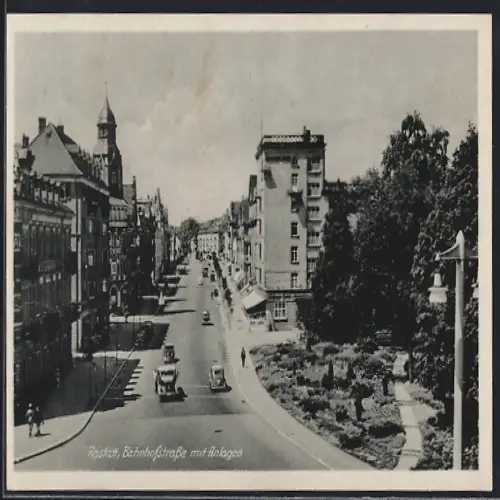 AK Rastatt, Bahnhofstrasse mit Anlagen, Blick die Strasse entlang