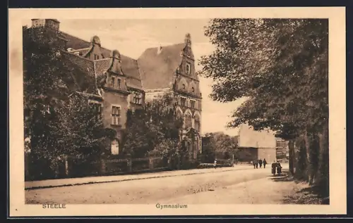 AK Steele, Strassenpartie am Gymnasium