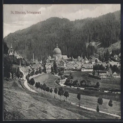 AK St. Blasien /Schwarzwald, Ortsansicht mit Bergen