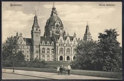 AK Hannover, Neues Rathaus mit Strassenpartie