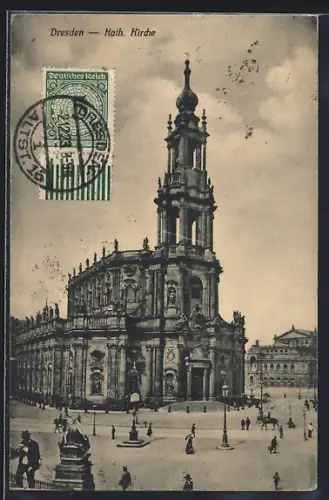 AK Dresden, Partie an der kath. Kirche mit Passanten