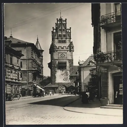 AK Freiburg i. B., Strassenpartie mit Kirche