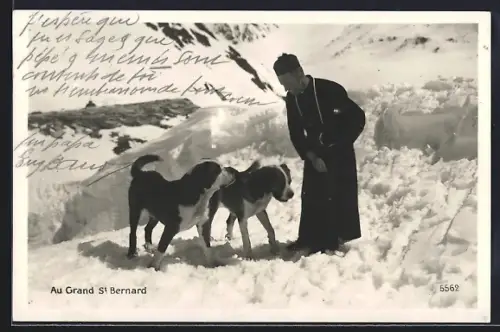 AK Grand St. Bernard, Geistlicher mit Bernhardinern im Schnee