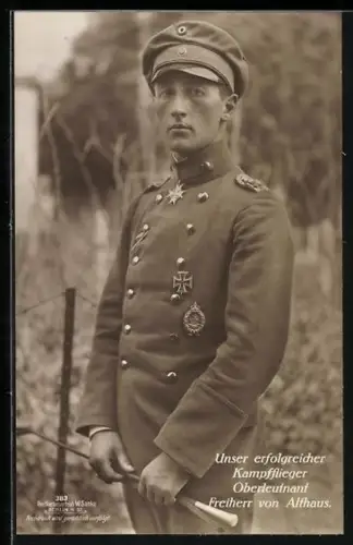 Foto-AK Sanke Nr. 7751, Kampfflieger Oberleutnant Freiherr von Althaus stehend in Uniform mit EK und Fliegerabzeichen