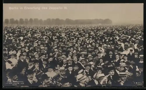 AK Berlin, Menschenmenge erwartet Zeppelin III