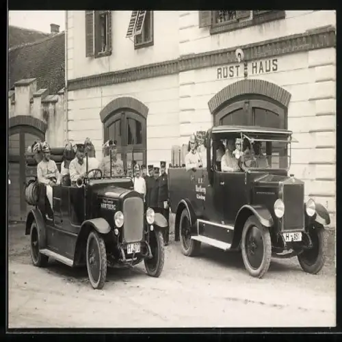 Foto-AK Hartberg, Feuerwehrautos der Freiwilligen Feuerwehr vor dem Rüsthaus