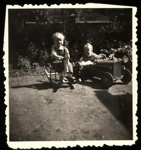 2 Fotografien Kinder mit Spielzeug-Auto und Schaukelpferd